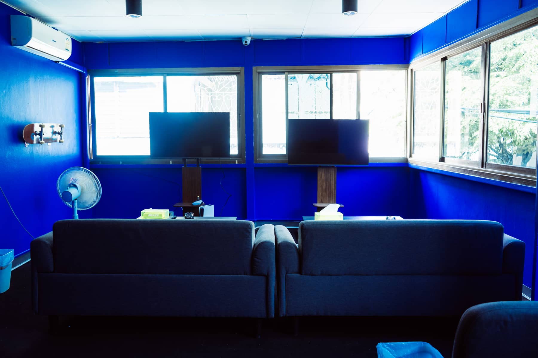 The BEAZY gaming room with big screens